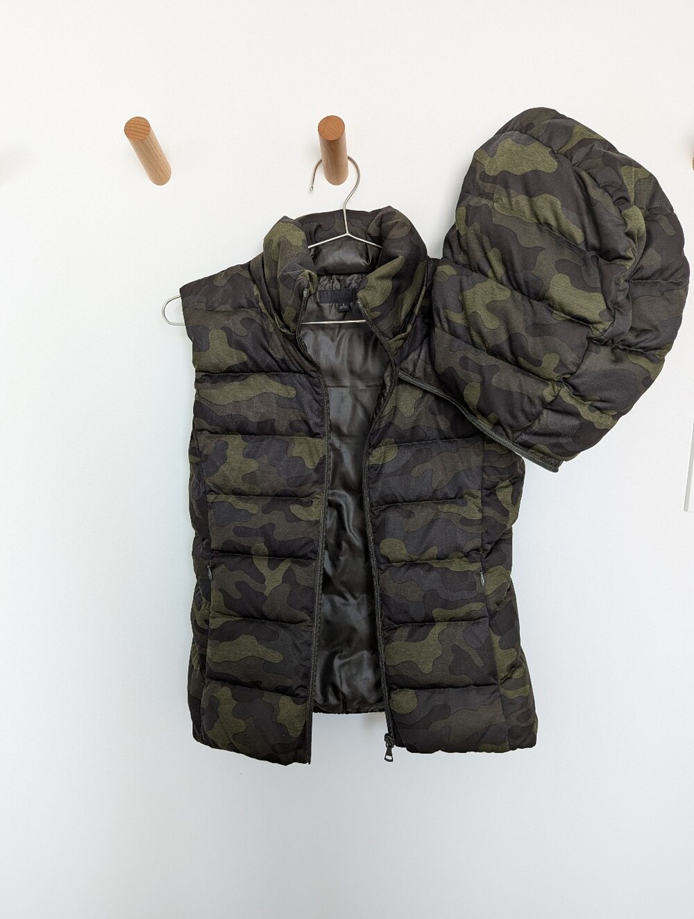Uniqlo Hooded Down Puffer Vest – Camo Green, Women's S